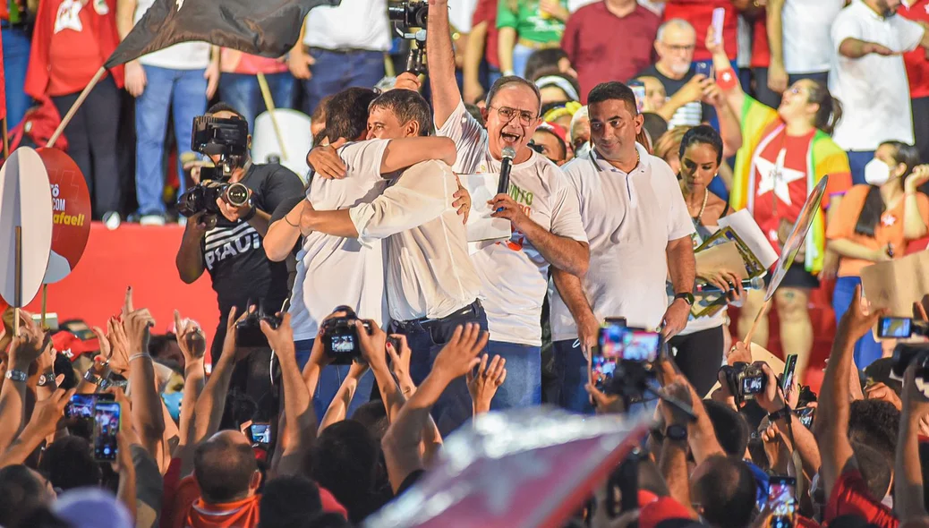 Rafael e Wellington Dias se abraçam