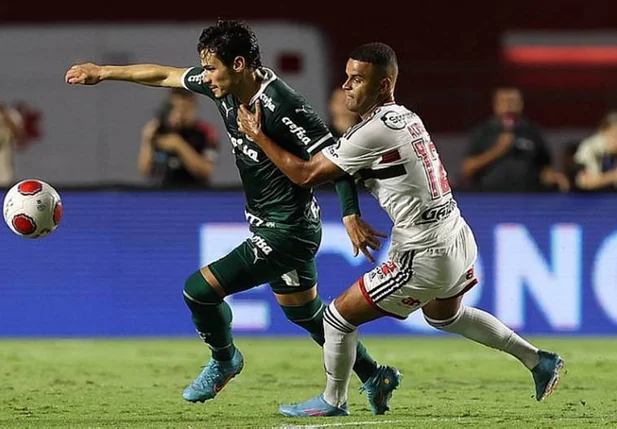 Raphael Veiga e Alisson em disputa de bola no primeiro jogo da final