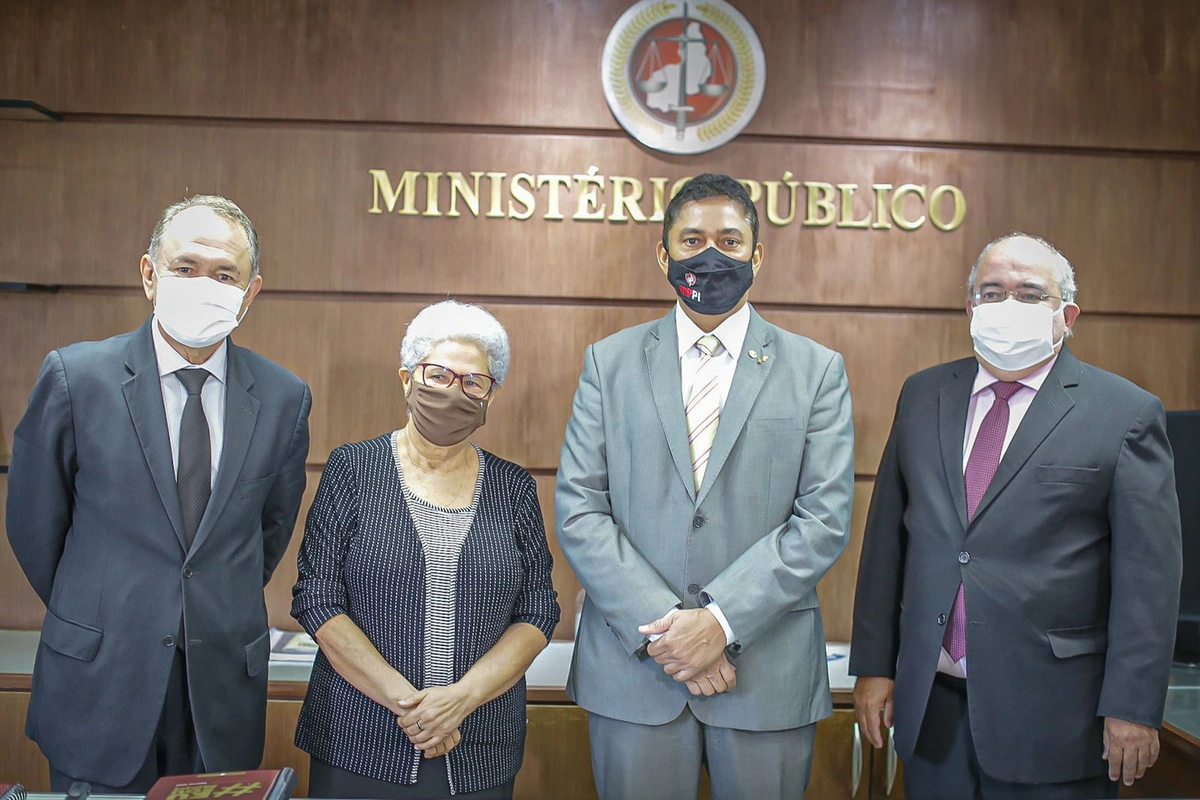 Regina Sousa visita sede do Ministéri9o Público do Estado