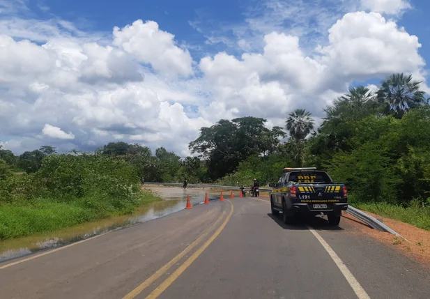 Rio transborda e interdita trecho da BR 222 na cidade de Batalha
