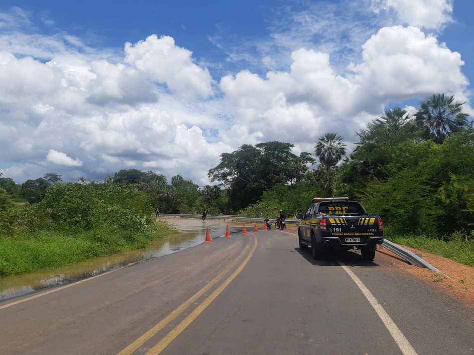 Rio transborda e interdita trecho da BR 222 na cidade de Batalha