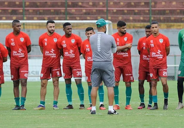 Sérgio Soares conversa com seus comandados em preparação para as finais da Série A2