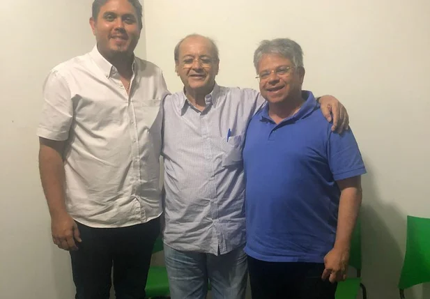 Sílvio Mendes ao lado de Zé Fernando e o deputado Gustavo Neiva
