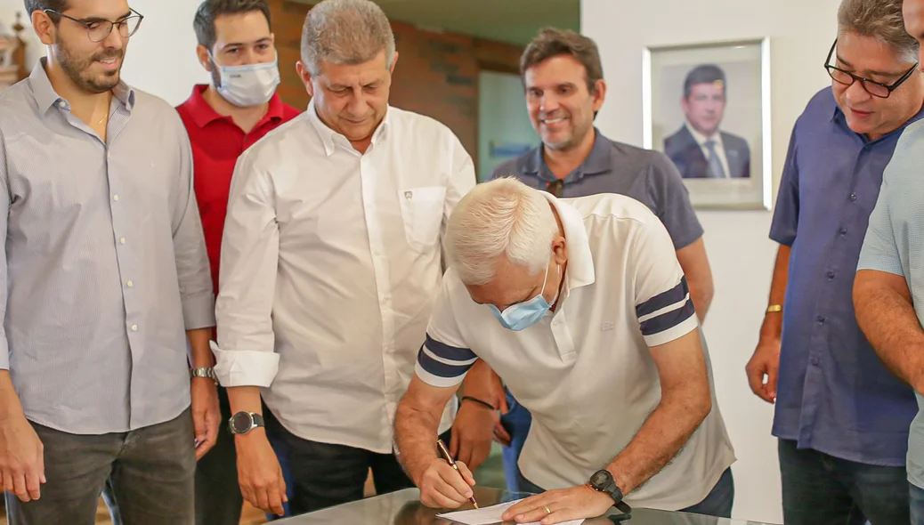 Themístocles Filho assina ficha de filiação de Zé Filho