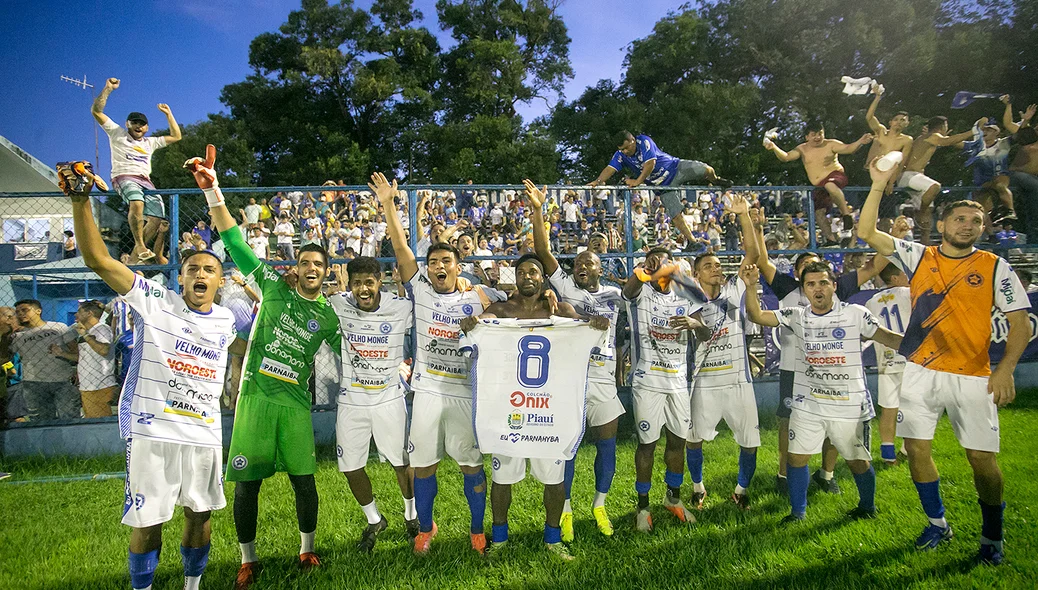 Time do  Parnahyba comemorando com a torcida