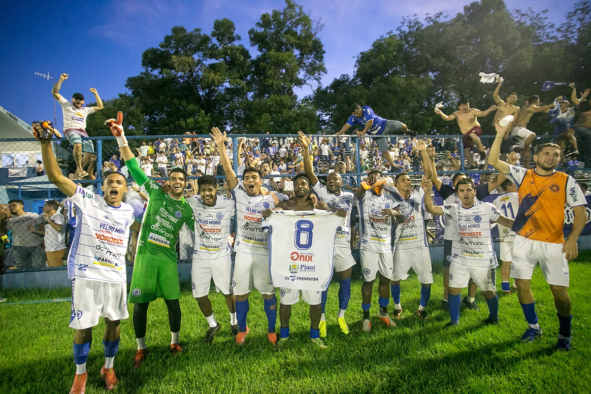 Time do Parnahyba comemorando com a torcida