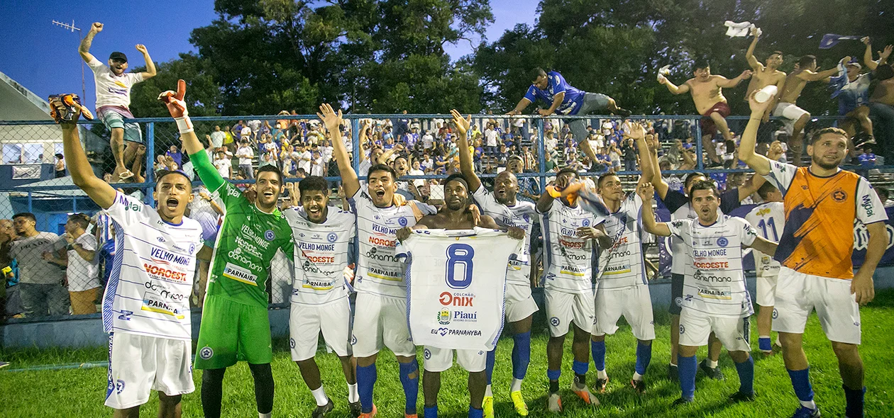 Time do  Parnahyba comemorando com a torcida