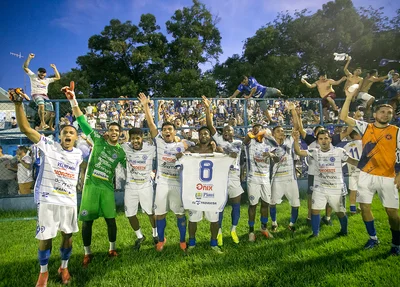 Time do  Parnahyba comemorando com a torcida