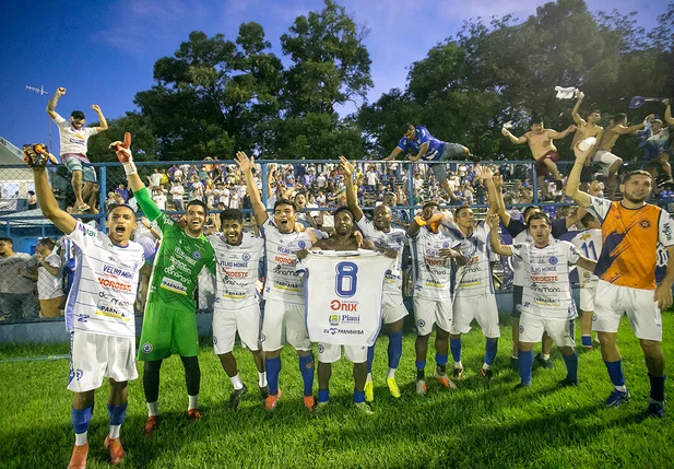 Time do  Parnahyba comemorando com a torcida