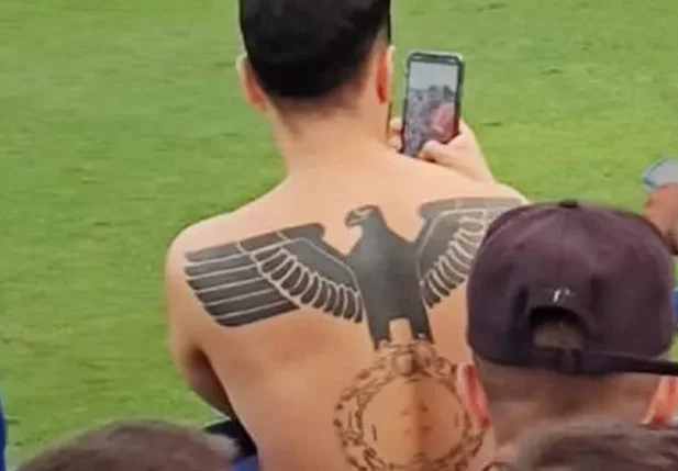 Torcedor é flagrado exibindo tatuagem nazista em jogo do São Raimundo-AM