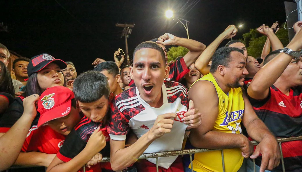 Torcedor mostra a camisa do Flamengo