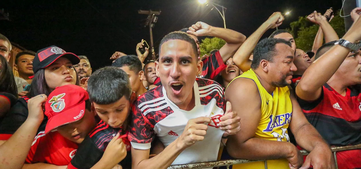 Torcedor mostra a camisa do Flamengo