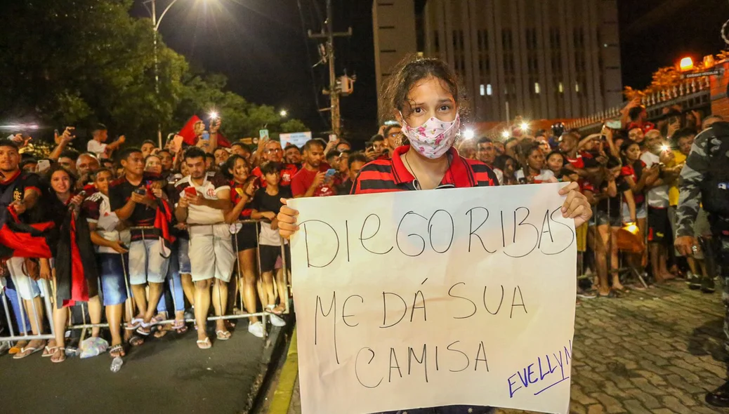 Torcedora do Flamengo com cartaz