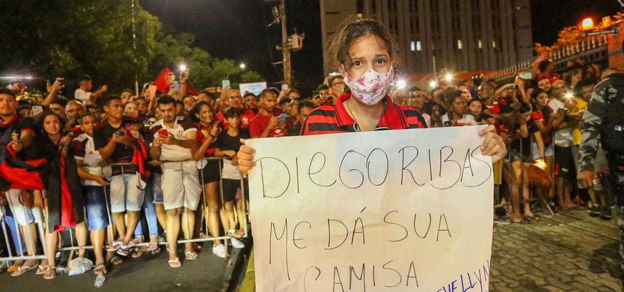 Torcedora do Flamengo com cartaz