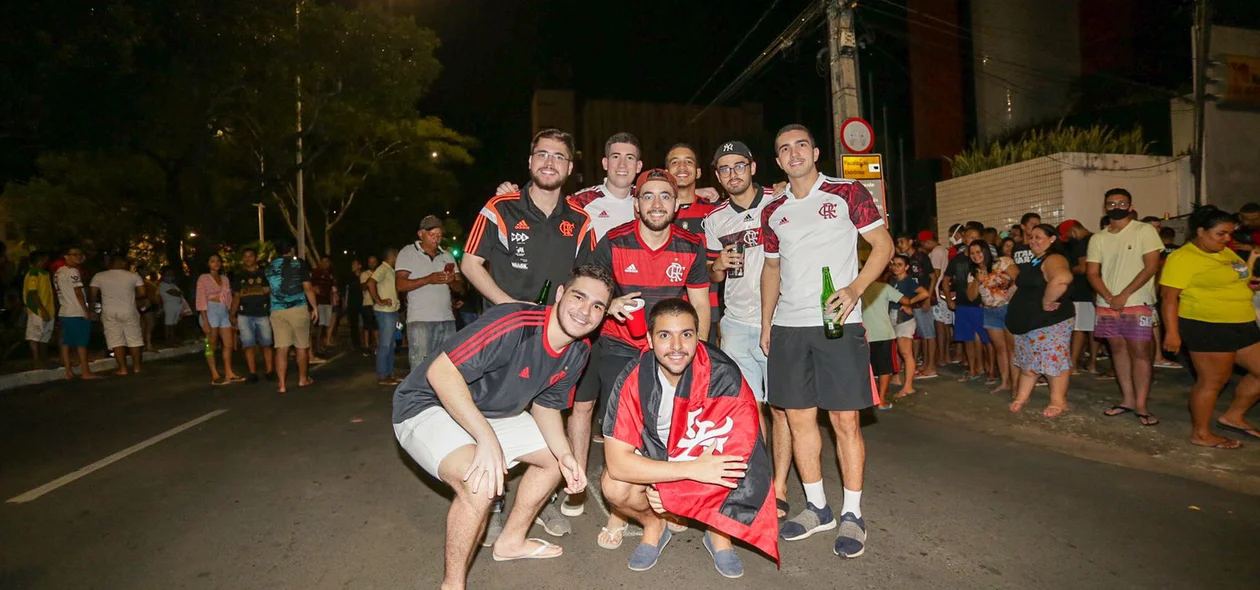 Torcedores aguardam time do Flamengo