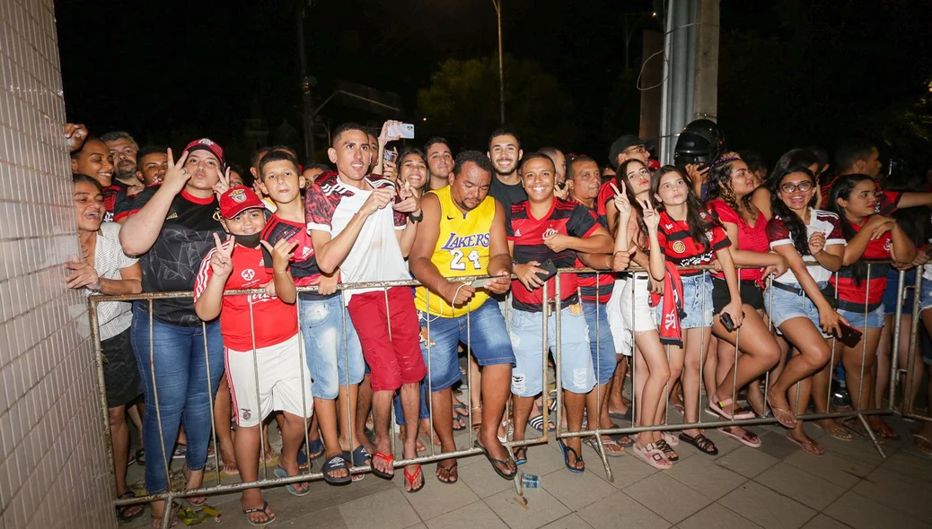 Torcedores aguardando na porta do hotel