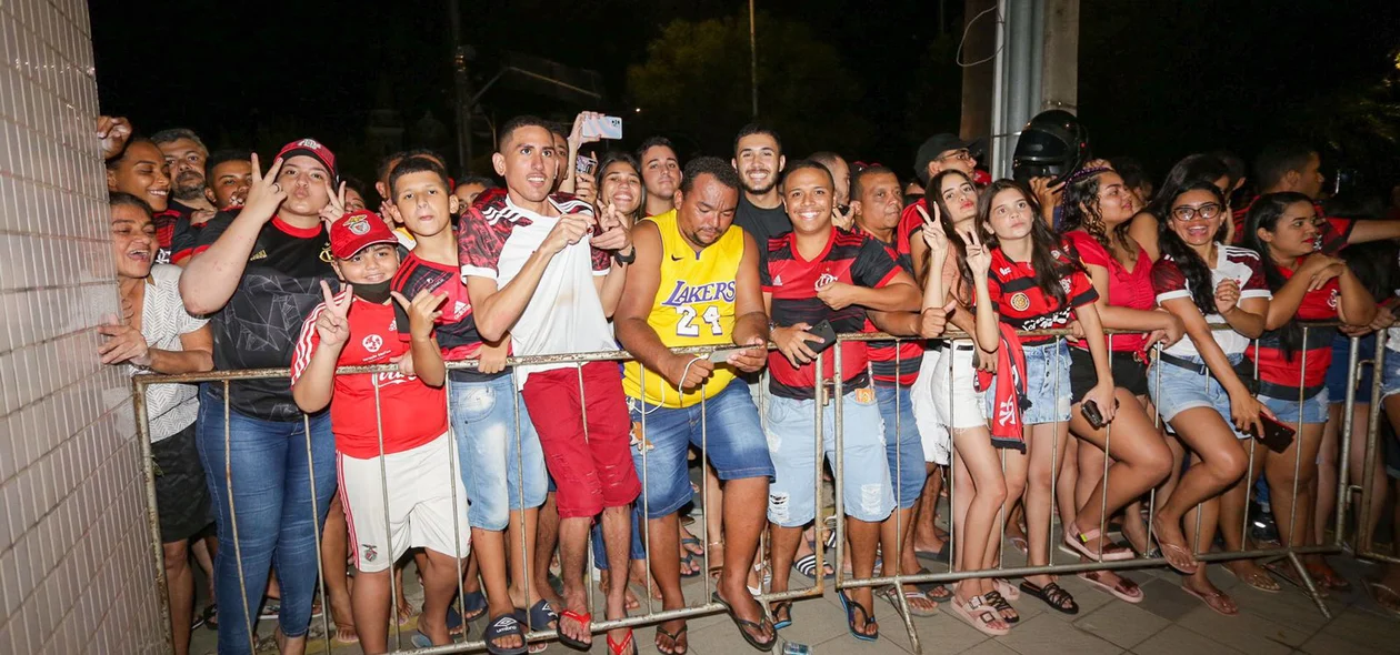 Torcedores aguardando na porta do hotel