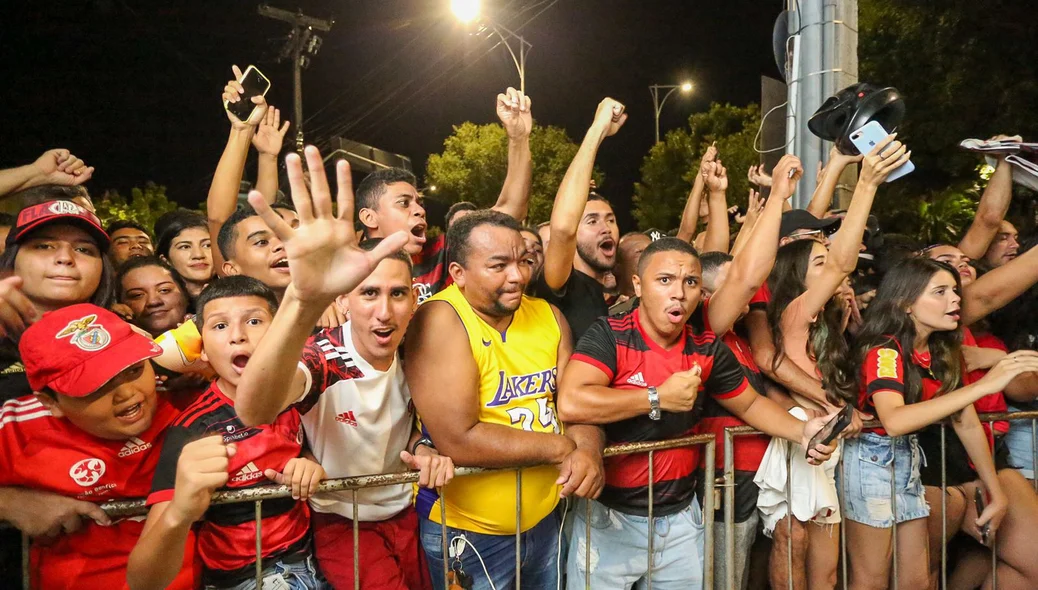 Torcedores ansiosos para verem os jogadores