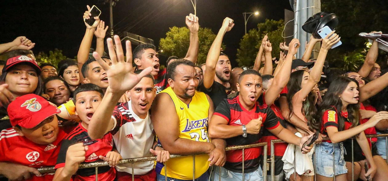Torcedores ansiosos para verem os jogadores