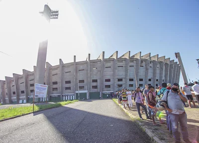 Torcedores na fila do Albertão