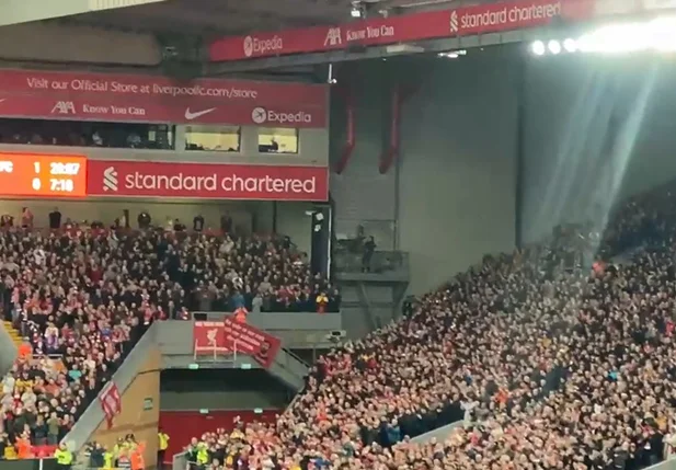Torcida do Liverpool dando apoio a Cristiano Ronaldo