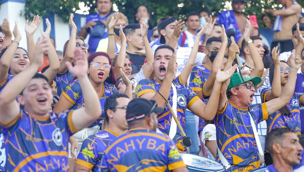 Torcida do Tubarão bastante animada