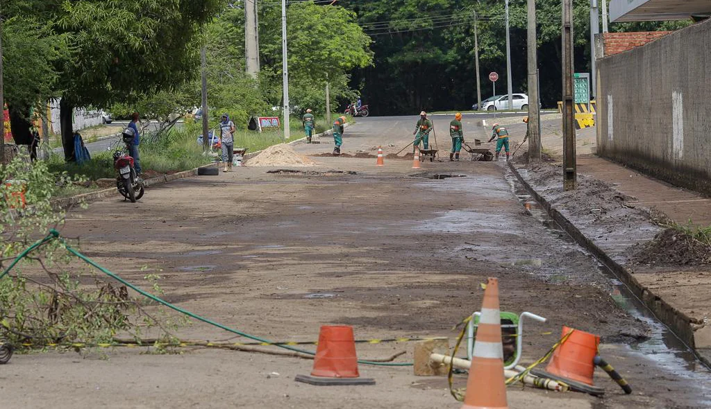 Trabalhadores na Avenida Gil Martins