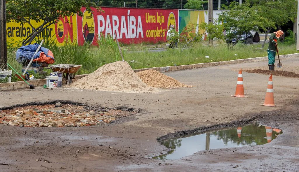 Trecho da Avenida Gil Martins esburacado