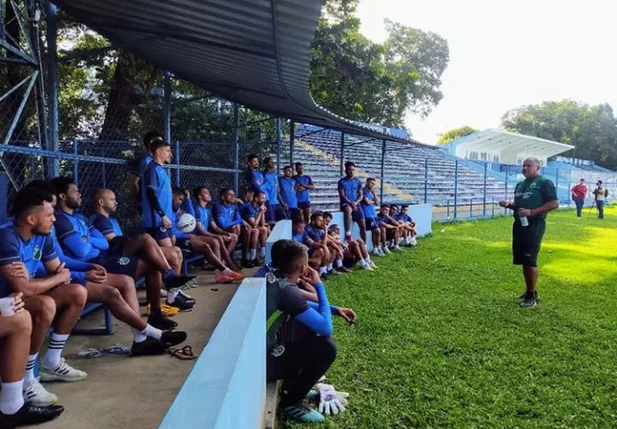 Treino comandado por Agnaldo Liz, novo técnico do Altos