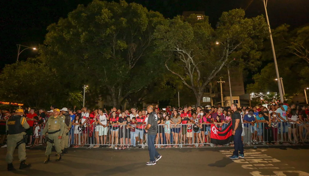 Uma multidão aguardava o time do Flamengo