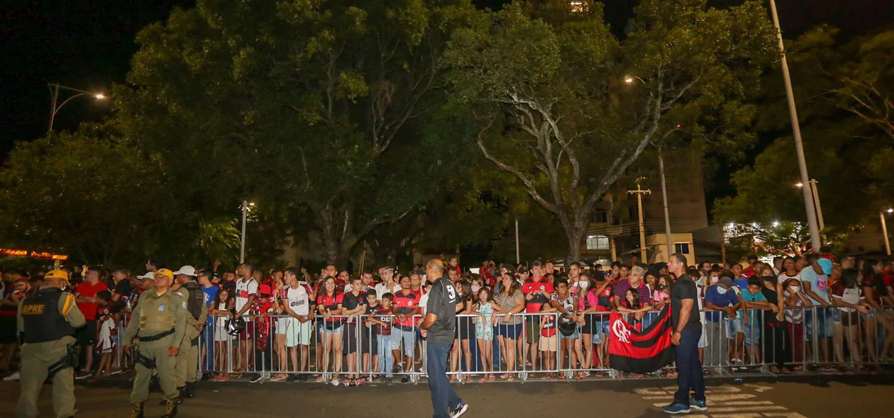 Uma multidão aguardava o time do Flamengo