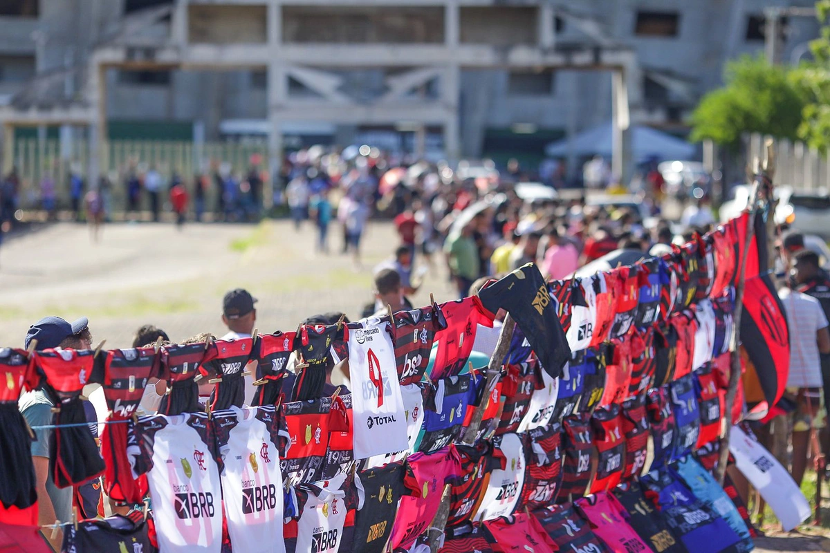 Vendas de camisas no estádio Albertão