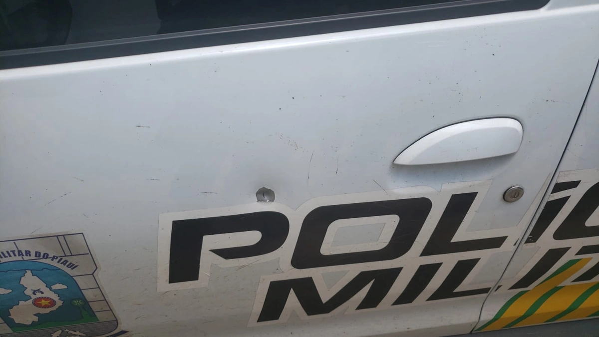 Viatura alvejada com um disparo de arma de fogo