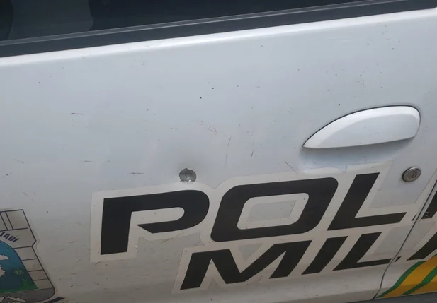 Viatura alvejada com um disparo de arma de fogo