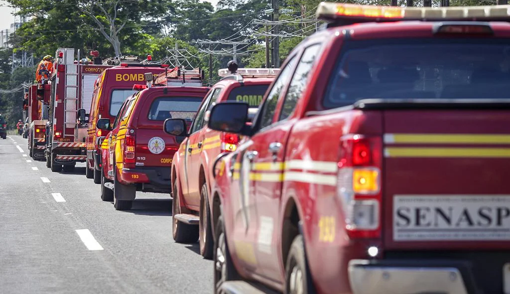 Viaturas do Corpo de Bombeiros do Piauí no percurso do cortejo