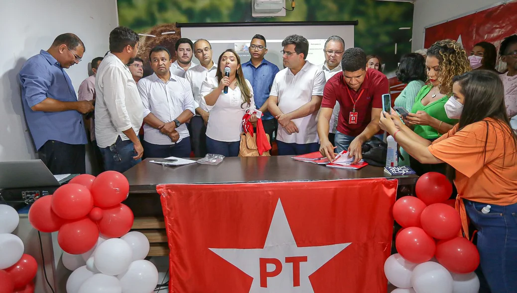 Vice-prefeita de Itaueira, Amanda Campos discursa