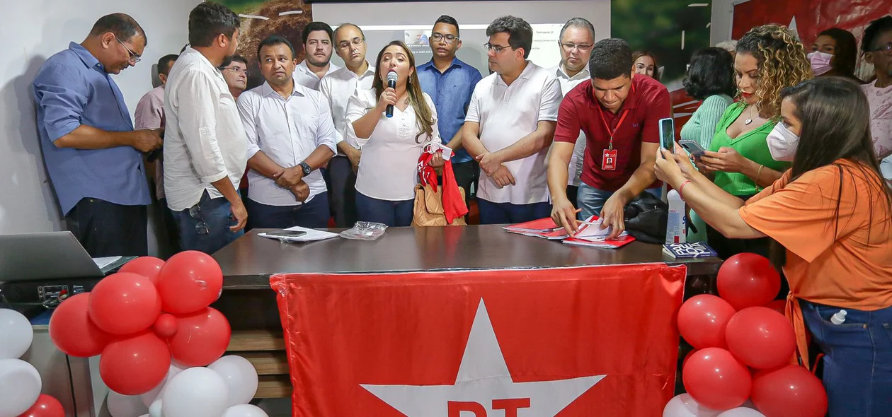Vice-prefeita de Itaueira, Amanda Campos discursa