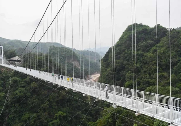 Visitantes caminham na ponte de vidro Bach Long, no distrito de Môc Châu, na província de Son La, no Vietnã