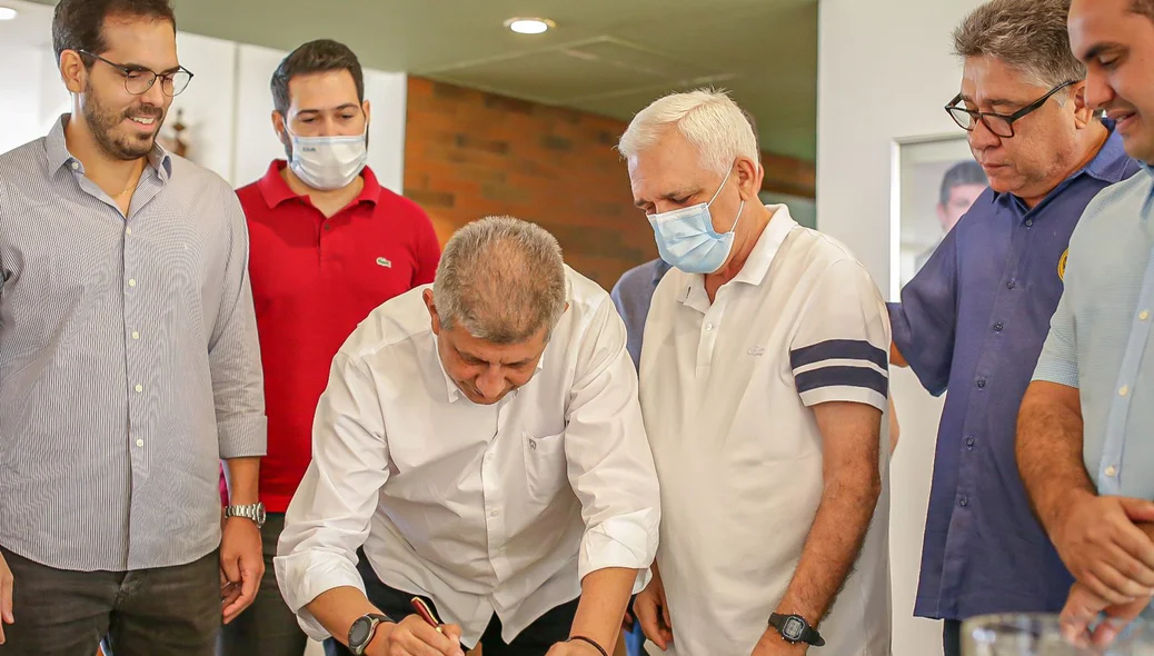Zé Filho assina ficha de filiação ao MDB