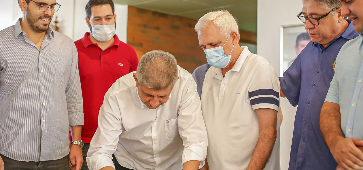 Zé Filho assina ficha de filiação ao MDB
