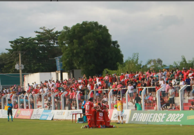 4 de Julho comemorando seu gol
