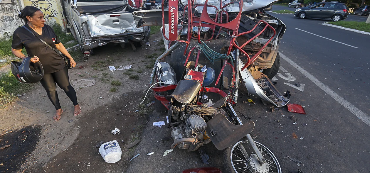A motocicleta ficou destruída com a colisão na avenida