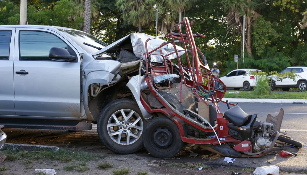 A motocicleta ficou destruída com a colisão