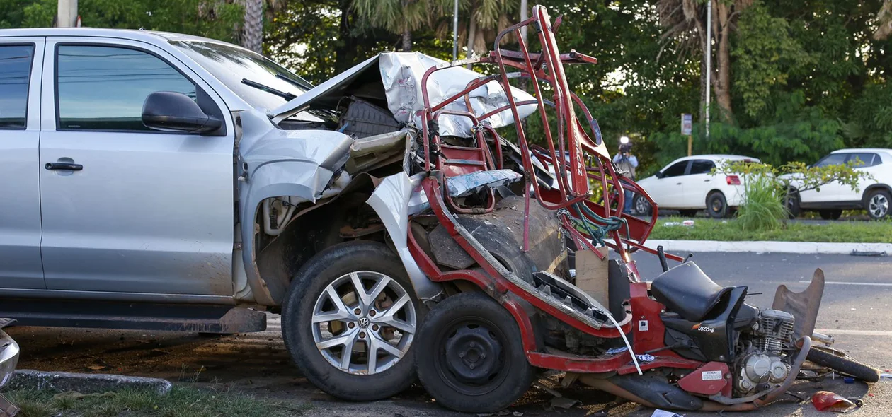 A motocicleta ficou destruída com a colisão