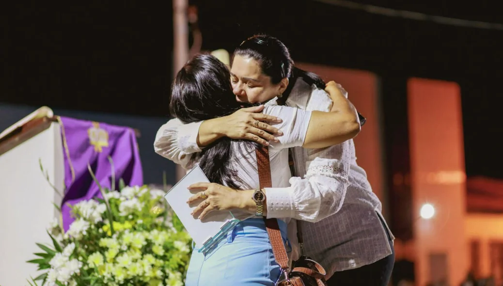 Abraços de afeto durante missa de 7º dia de Alvimar Martins