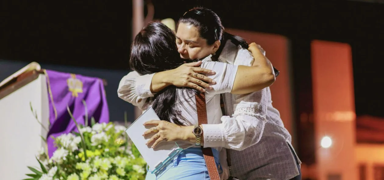 Abraços de afeto durante missa de 7º dia de Alvimar Martins