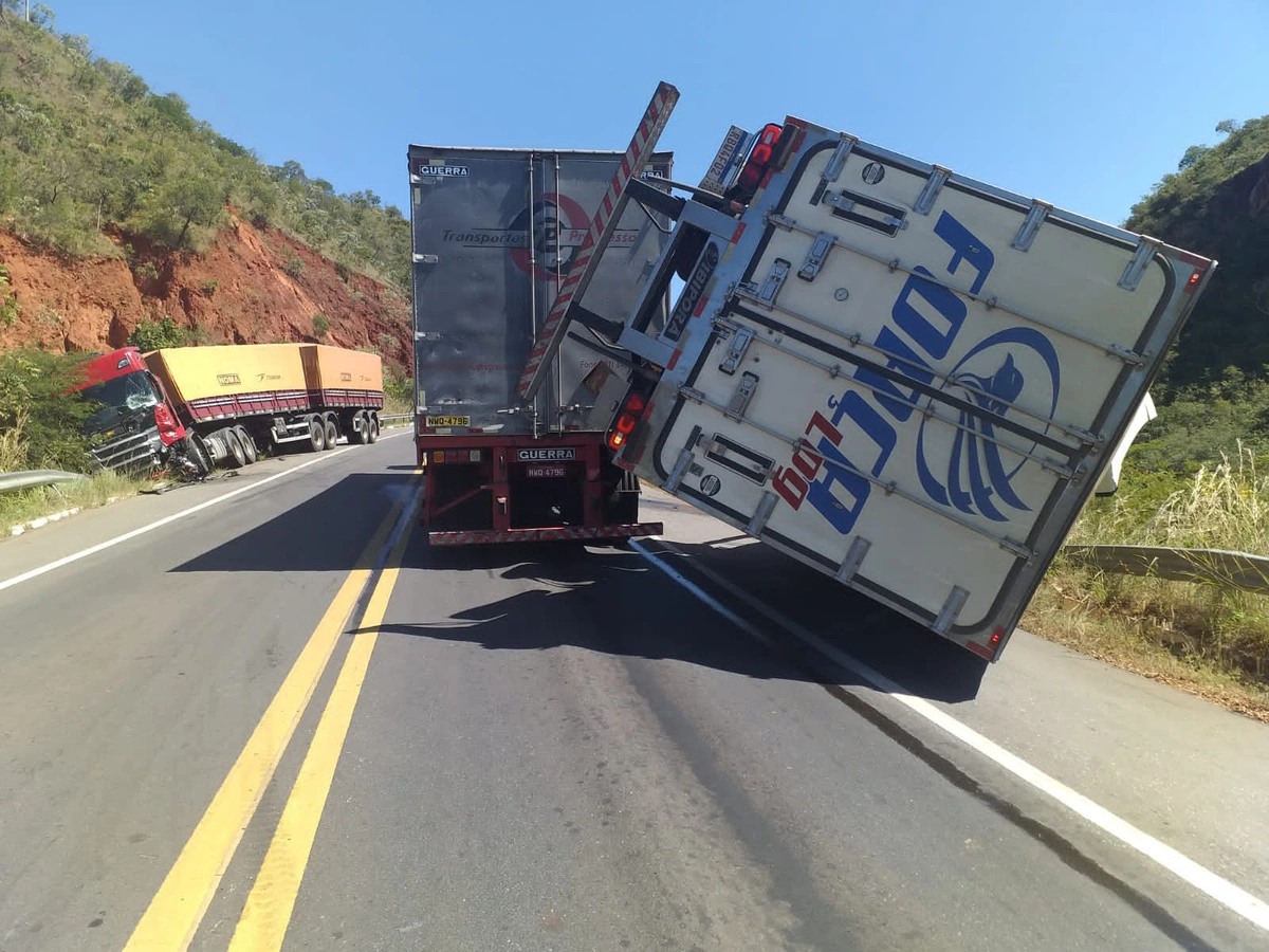 Acidente envolvendo três carretas deixa BR 135 bloqueada no PIauí