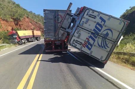 Acidente envolvendo três carretas deixa BR 135 bloqueada no PIauí