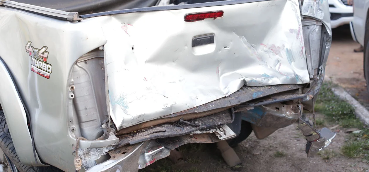 Além da motocicleta, a Hilux também foi atingida no acidente