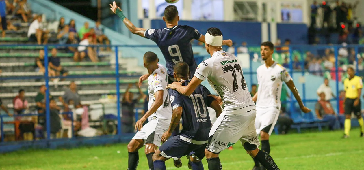 Altos terminou o primeiro tempo com gol de Ramon em sua reestreia